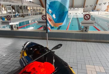 Kanootti ja vesisankarit-lippu uimahallissa.