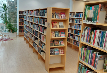 Kirjaston kirjahyllyjä.