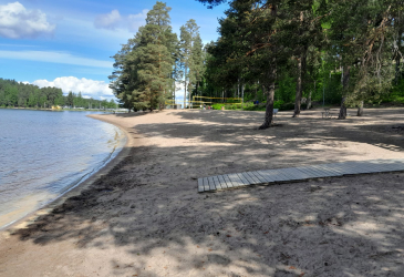 Ukonlinnan uimaranta kesäaamuna Imatralla.