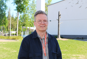 Ville Laivamaa kuvattuna Imatran Vuoksenniskan koulun pihalla toukokuisena päivänä.