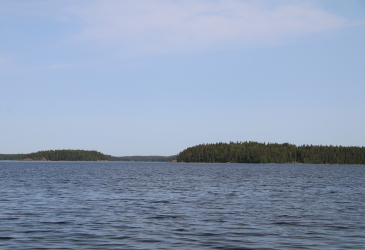 Järvi, jonka vastarannalla on metsää.