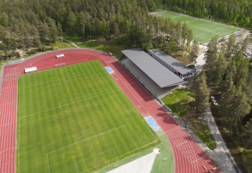Ilmakuva Ukonniemen urheilukentästä. Keskellä on jalkapallokenttä ja sitä kiertää juoksurata.