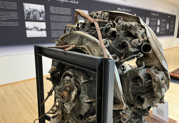 Vanha lentokoneen moottori museon näyttelyssä.