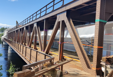 The old Mansikkakoski railway bridge crossing the river is being renovated.
