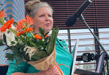 Tiina with the award flowers in her hand gives a speech of thanks.