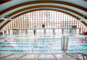 The pools and swimmers of the Imatra swimming hall.