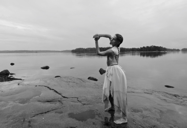 Tanssija Kasperi Kolehmainen järven rannalla tanssimassa.