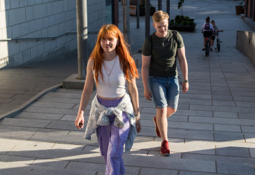 Kaksi nuorta kävelemässä kadulla.