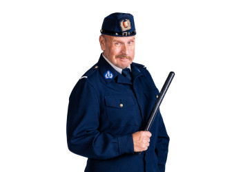 Näyttelijä poliisiksi pukeutuneena.