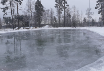 The newly finished ice of the Kostinpuisto field.
