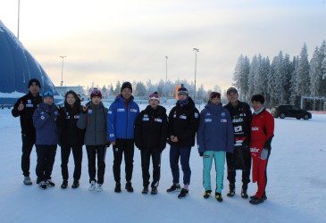 Korean hiihtomaajoukkue ryhmäkuvassa Ukonniemi Stadionilla pakkassäässä.