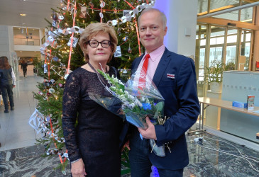 Hyvinvointilautakunnan puheenjohtaja Irma Hujanen ja taidepalkinnon saanut Samuli Saarela.