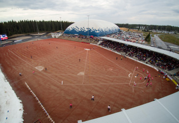 Pesäpalloa Ukonniemi-stadionilla.