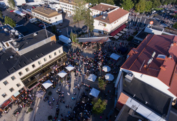 Luftaufnahme von Imatrankoski. Links im Bild Väärätalo, rechts Napinkulma und viele Menschen in der Fußgängerzone.