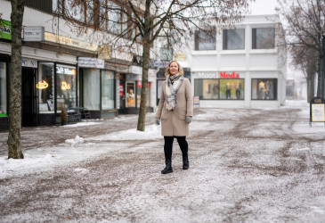 The chairman of Imits, Heidi Holsti, walks along Koskenpartaa, the pedestrian street of Imatra.