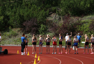 Jugend-Leichtathletik-Meisterschaft in Ukonniemi im Sommer 2023. Athleten auf der Laufstrecke.