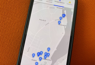 Kuva puhelimesta, jossa on avoinna invapysäköintisovellus ja näkyvissä kartta, jossa muutamia Imatran kaupungin liikkumisesteisten pysäköintipaikkoja. 