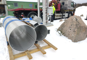 The new torch burner at the Kurkisuo landfill is waiting to be installed.