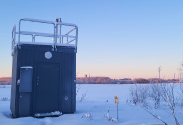 Стенд для измерения качества воздуха в зимнем пейзаже.