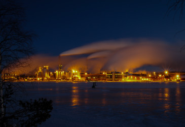 Stora Enson tehdas Kaukopäässä ilta-aikaan kuvattuna.