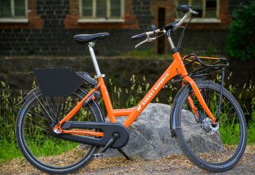 Оранжевый городской велосипед.