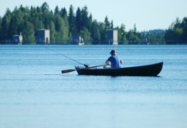 A man rowing on Vuo.