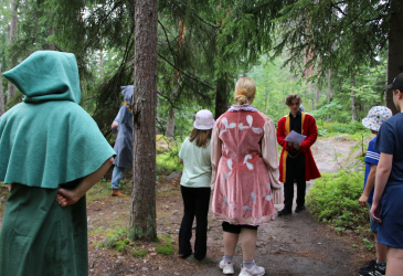 Actors and children dressed as historical figures in Kruununpuisto.