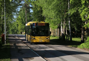 Imatran joukkoliikenteen keltainen bussi linjalla 2 katukuvassa.