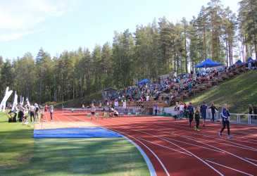 Yleisurheilukentän katsomossa yleisöä ja kilpailut käynnissä Imatralla 2019.