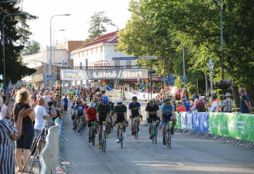 Pyöräilijät lähtöpaikalla ja yleisöä kannustamassa Imatrankoskentiellä 2021.