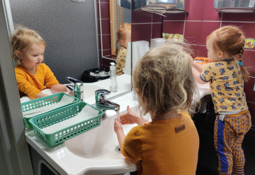 Дети детского сада моют руки.