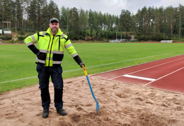 Liikuntapaikkahoitaja Timo Menna yleisurheilukentällä.