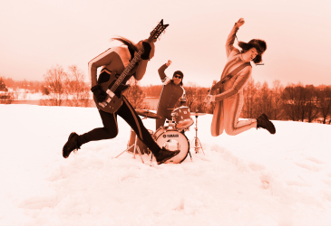Группа играет в снегу