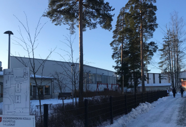 Vuoksenniskan koulu talvisessa maisemassa.