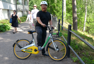 Easybiken toimitusjohtaja Yu Guo esittelemässä Imatran kaupunkipyörää 25.7.2018