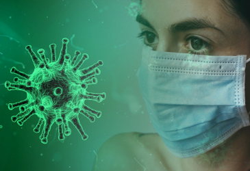 Женщина в маске, рядом с ней изображен коронавирус