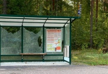 Bussipysäkki, josta on lasit rikottu.