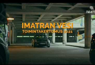 Parkkihallissa oleva auto, kuvassa teksti Imatran vesi toimintakertomus 2021.