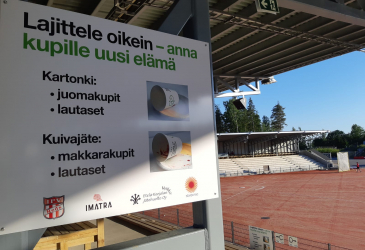 Kierrätysohjetaulu Ukonniemi-stadionillla.