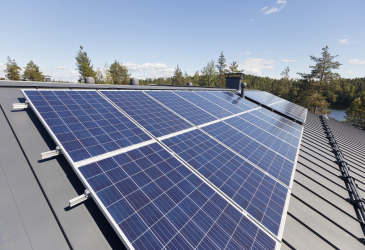 В школе Коски будет установлено 400 солнечных панелей.