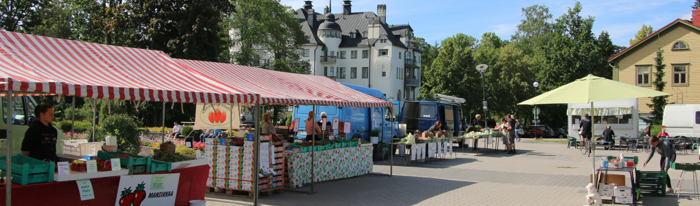 market stalls and market, the Valtionhotelli in the background