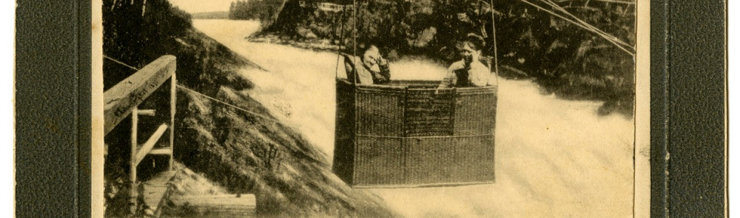 Старая фотография смотровой тележки, которая работала над Иматранкоски в 1800 веке.