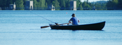 A man rowing on Vuo.