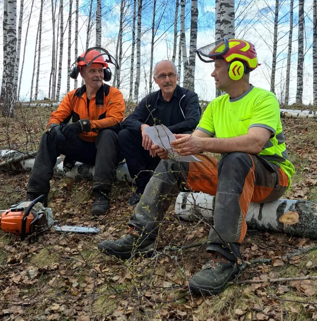 Ismo Tuomisto (left), Matti Luostarinen and Seppo Knuuttila are sitting in the forest in the middle of a savota.