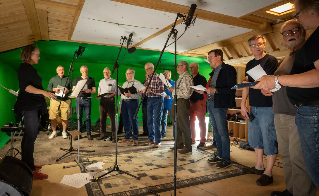Vuoksen Mieslaulajat johtajanaan Hanna Saarela Music-Bros -studiolla.