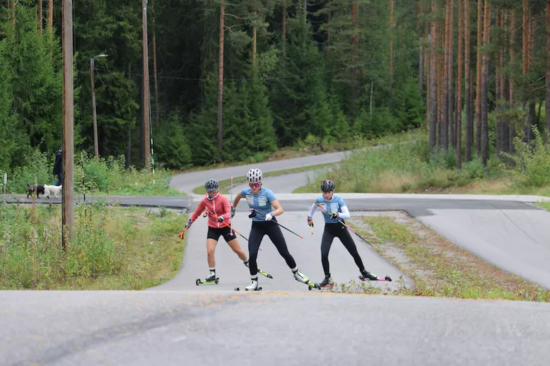 Kolme naista hiihtää rullasuksilla samaan tahtiin Imatralla.