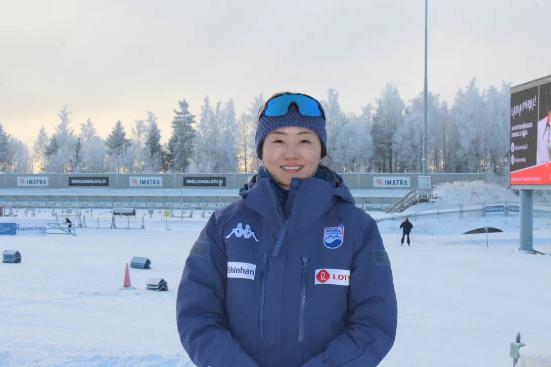 Korean hiihtomaajoukkueen valmentaja Seelbi Choi seisoo pakkaskelissä Ukonniemi Stadionilla.