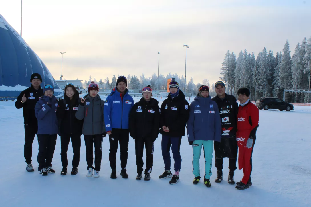 Korean hiihtomaajoukkueen jäseniä Ukonniemessä.