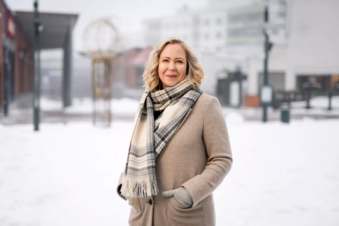 Imitsin puheenjohtaja Heidi Holsti seisoo Imatrankosken kävelykadulla talvella.